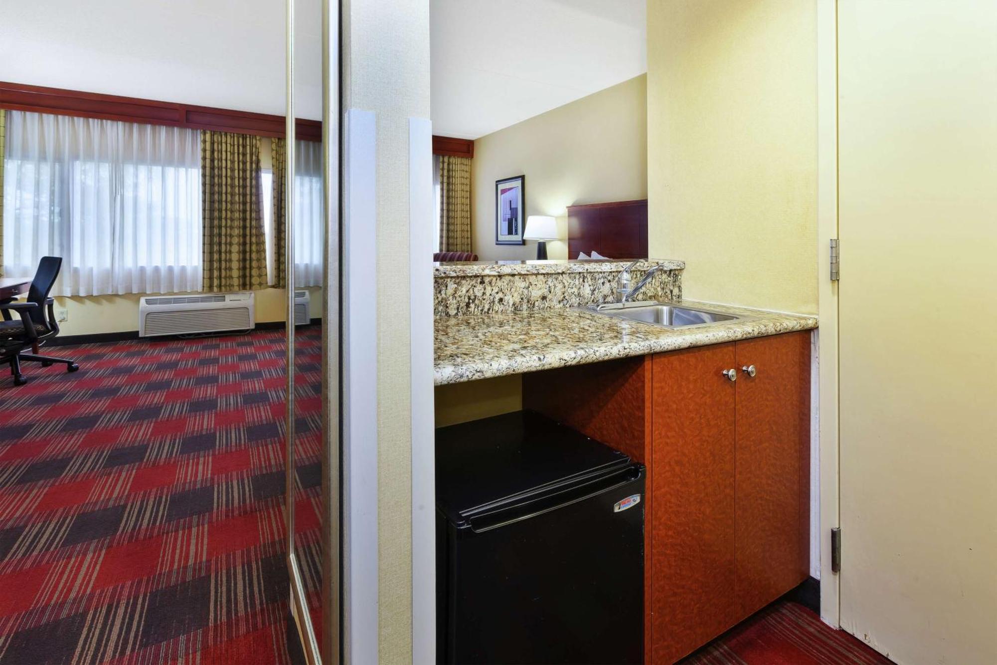 Junior King Suite Seating Area,1551655006:JPEG