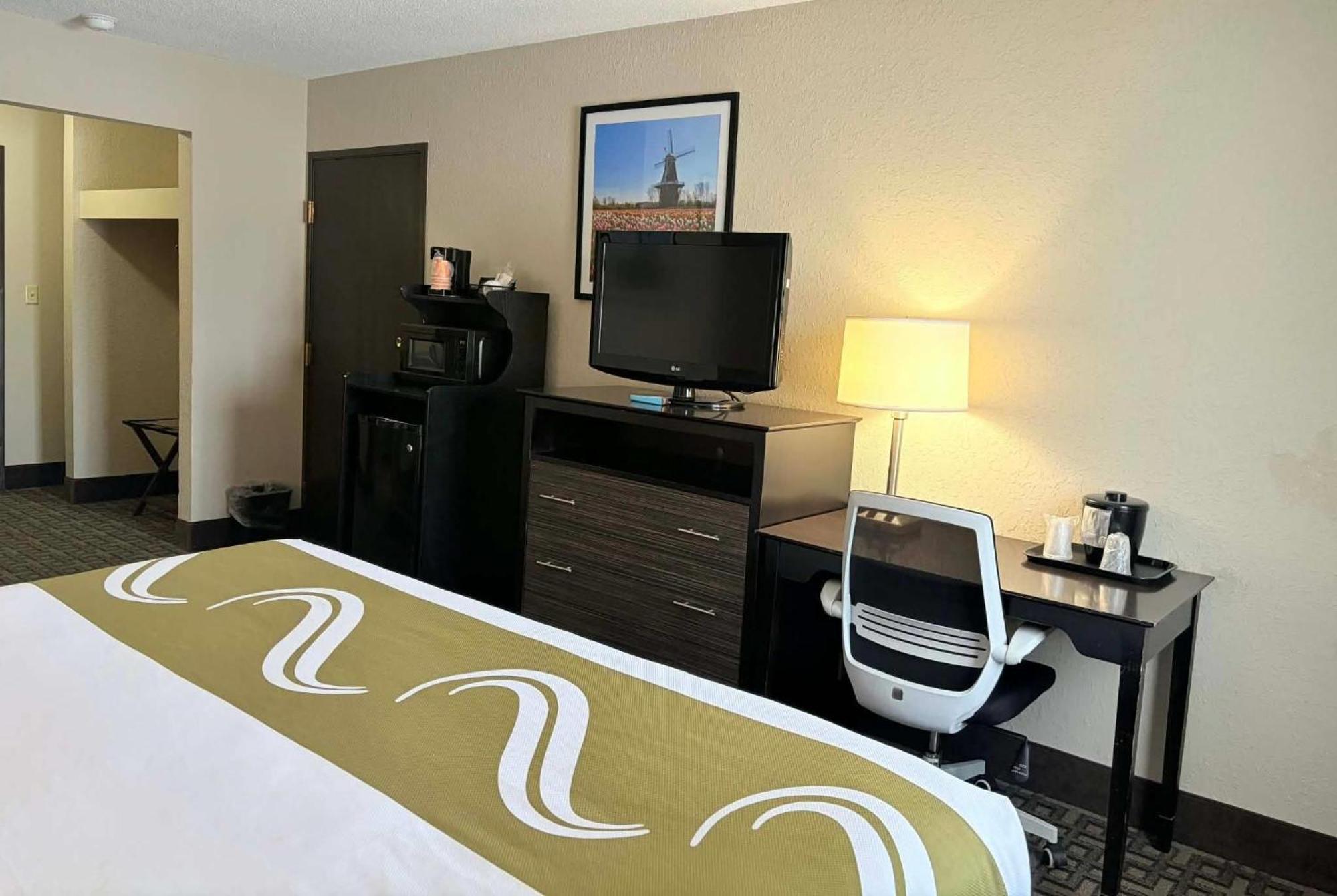 King Room Mobility or Hearing Access Roll Shower Non-Smoking,1758360035:JPEG