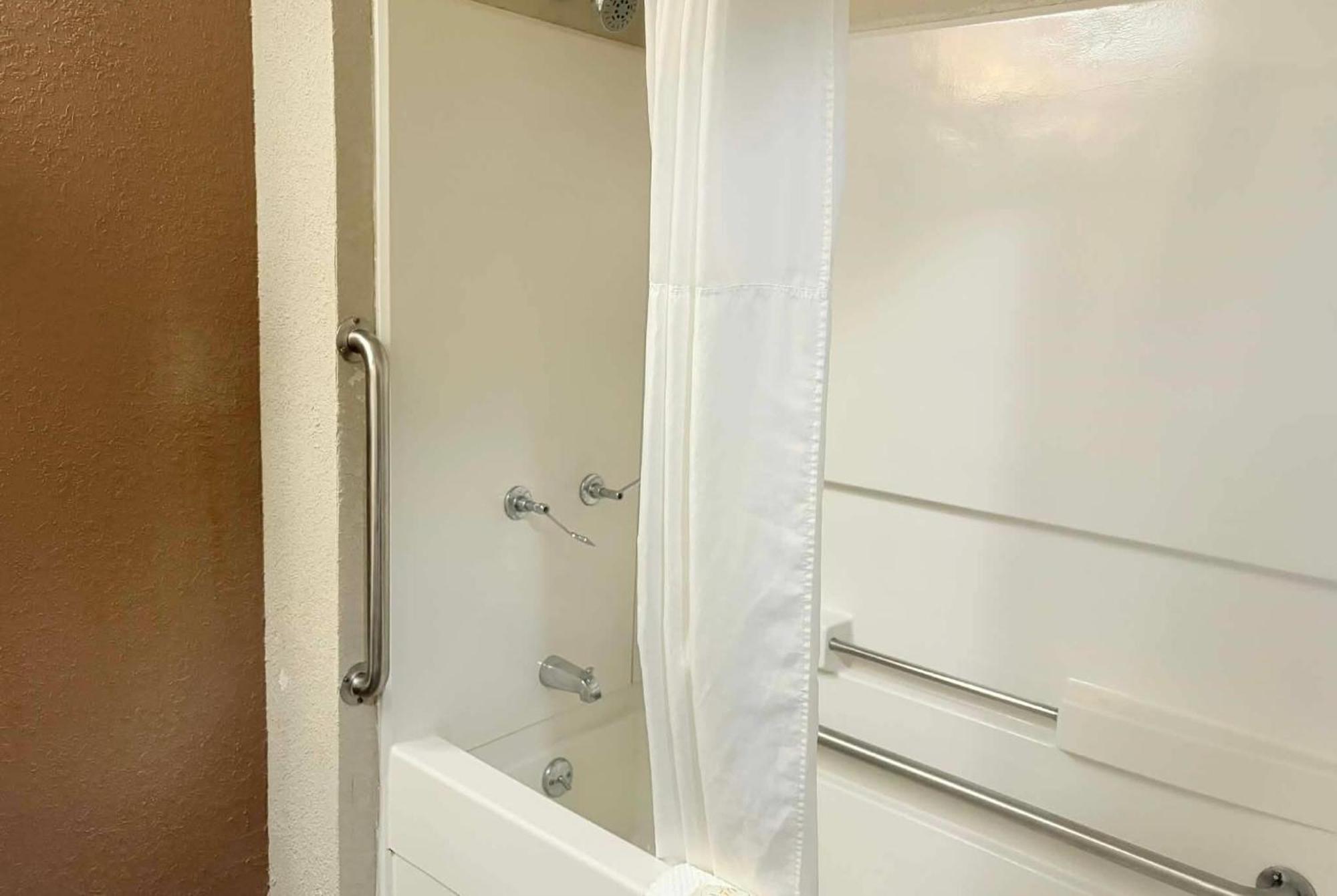 King Room Tub Grab Bars Mobility or Hearing Accessible Non-Smoking,1758360043:JPEG